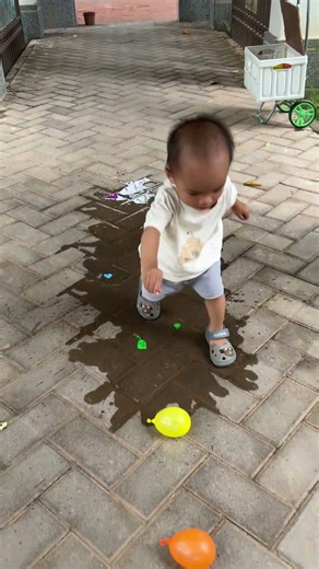 The water balloons popping 249👶🎈💥😅 水气球爆炸249👶🎈💥😅 #adorable #cutebaby