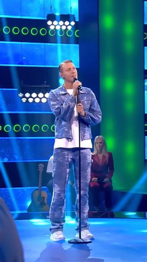 Jeremy Hazeleger on Instagram: "𝐋𝐄𝐄𝐅 Pak alles wat je kan en leef, alsof het je laatste dag is! Nog nooit heb ik in het openbaar gesproken over de tijd dat dit lied ineens werkelijkheid zou worden. Dankbaar voor alle jaren die ik erbij heb gekregen en die nog gaan komen! Een prachtig lied van @andrehazes wat door een ander arrangement ineens een hele andere betekenis krijgt. Heel bijzonder dat ik dit nummer mocht laten horen in deze versie op tv! Met ook hier een heel groot applaus voor de t