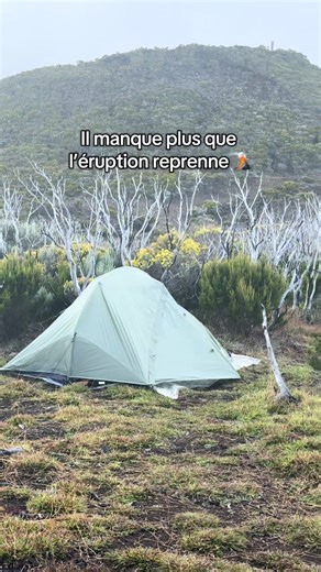 Allez laaaaaa, j’ai pas traversé toute la réunion à pied pour pas voir un ti bout de lave 🥹🌋 (au pire je suis au max quand même hein) #pourtoi #974 #volcan #bivouac #éruption