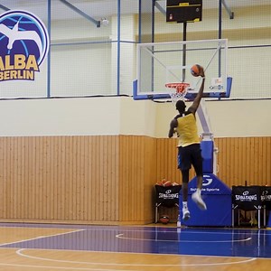 Mit Christ Koumadje hat Coach Aito neuerdings nicht nur einen beeindruckend großen Center im Team, sondern auch einen jungen Mann mit einer spannenden Geschichte. Die hat den 24-Jährigen vom Tschad über den Senegal in die USA und bis nach Europa geführt. Dabei hatte Koumadje mit Basketball lange überhaupt nichts zu tun – bis ein Zufall sein Leben verändern sollte. Christ Koumadje im ausführlichen Porträt 👇 https://www.albaberlin.de/news/details/ploetzlich-basketballer-christ-koumadjes-spannende