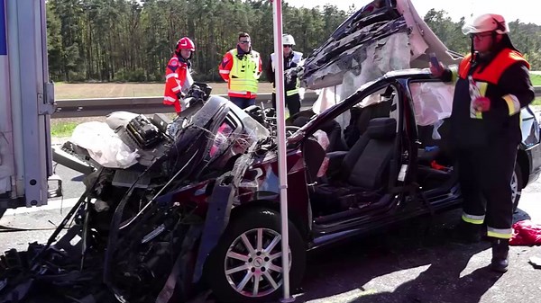 Schwerer Unfall auf A3 bei Höchstadt: Auto schiebt sich unter Lkw - Fahrer (38) stirbt