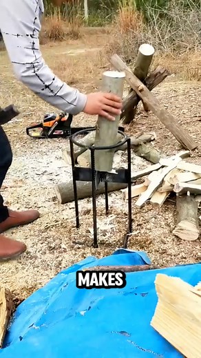 This simple splitter makes chopping kindling much safer. #Woodworking #SmartTools #fblifestyle | Artesanias Studio