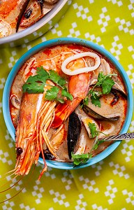 471K views · 3.5K reactions | Chef Ohm Suansilphong from Fish Cheeks makes tom yum. He fortifies a lemongrass broth with shrimp heads, lime leaves, fish sauce, and chili jam, resulting in a spicy seafood soup that hits all of the right notes. Check out the recipe here: https://www.vice.com/amp/en/article/k7ay9w/tom-yum-soup-recipe | Munchies | Facebook