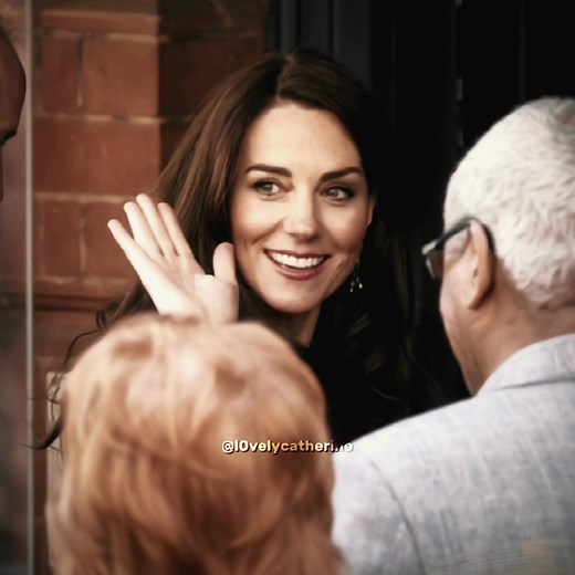 Princess Kate Stuns in Bikini with Prince William - Viral Video