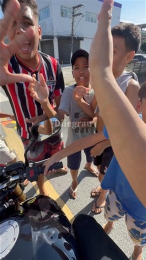 Their reaction when cutting the rev limiter on a Hornet, just a pipe 🐝🎶🎶