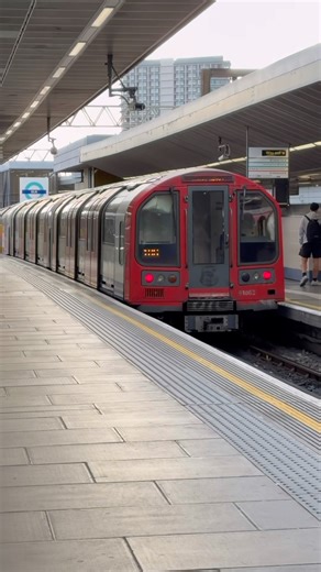Central Line: Departing From Stratford ~ #train #trainspotting