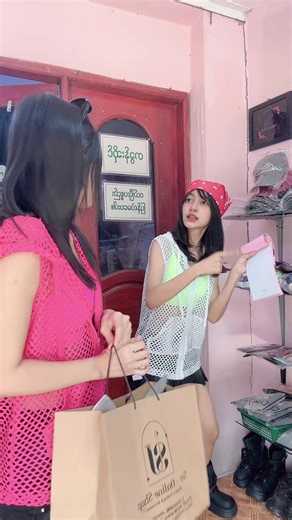 လူကိုသူခိုးဖမ်းတဲ့အကြည့်နဲ့🥴ဒါနဲ့ ဝတ်ပြထားသလို မျက်မှန်ကအစ ဖိနပ်အဆုံး အကုန်ရတယ်နော် 💞#နေပြည်တော် #ပျဉ်းမနားမြို့ #suonlineshopping🎀 #outfit @Su-online Shop ❣️