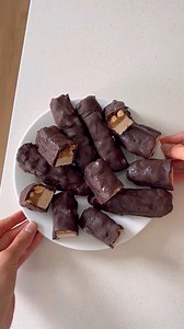 these homemade snickers ice cream bars are dairy free and refined sugar free, and perfect for summer! recipe in the comments. #icecreambars #snickersbars #snickers #snickersicecream #snickersbar #vegansnickers #refinedsugarfree #dairyfreedessert #healthydessert #glutenfreedessert #vegandessert | The Bigley Basics