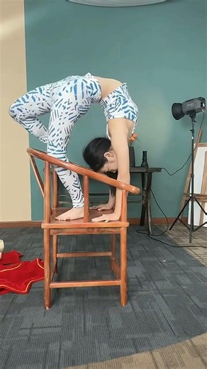 Easy Yoga Pose for Beginners at Home #yoga #yogashorts