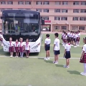 50 طفلا يقفون حول الحافلة، ولا يمكن للسائق رؤية واحدا... شرطي المرور يحذر التلاميذ من مخاطر النقاط العمياء من خلال تجربة أجرى شرطي المرور في مدينة خه زي الصينية مؤخرا تجربة في إحدى المدارس الابتدائية المحلية لشرح مخاطر النقاط العمياء حول الحافلة وكيفية ضمان سلامة المرور للأطفال. حيث طلب الشرطي من 50 تلميذا أن يقفوا حول الحافلة، بينما تجلس طفلة أخرى على مقعد السائق وتحاول مراقبة زملائها من خلال المرآة... | CGTN Arabic