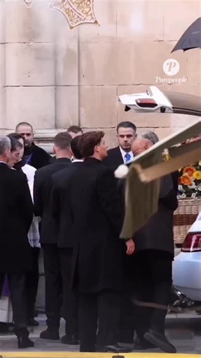 Le cercueil de Brigitte Bardot fait son entrée en l’église Notre-Dame de l’Assomption 🕊️ À Saint-Tropez, le silence est total. Le cercueil de Brigitte Bardot a fait son entrée dans l’église Notre-Dame de l’Assomption, devant une assemblée profondément recueillie. Un instant d’une grande solennité, chargé d’émotion, pour accompagner une icône vers son dernier hommage. Saint-Tropez, uni, lui dit adieu. 🕊️ #BrigitteBardot #SaintTropez #NotreDameDeLAssomption #Obsèques #Hommage Recueillement Purep