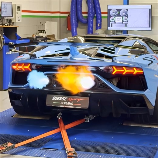 Lamborghini Aventador SVJ makes 880bhp on the dyno and shoots big flames!🔥- That V12 sound just never gets old😍 | NM2255
