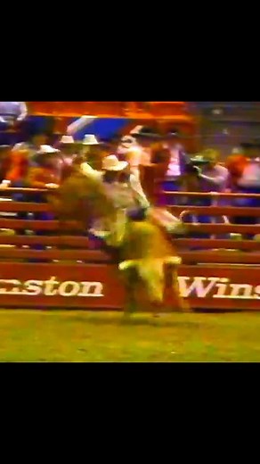 🇺🇲 Lane frost for 81 points Winston Tour Rodeo 1985 The Winston Tour was a series of rodeos sponsored by the Winston cigarette brand in the United States during the 1980s and 1990s. This tour was part of the professional rodeo circuit, especially the PRCA (Professional Rodeo Cowboys Association). #reels #agro #men #bullfighters #bullrider #roça #rodeio #rodeo #farm #americanhatco #cautry #cawboy #men #sertanejo #sitio #men #farm #sport #atleta #horse #vaquejada #viral #good #sertanejo | Bull R