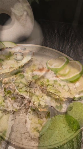 🥒🍋CONCOMBRE & CITRON pour accompagner nos HUITRES?? 🧑‍🍳Ostréiculteurs en CUISINE nous revoilà !😂 😅On a TROQUÉ nos BOTTES mouillées contre un beau TABLIER pour EXPERIMENTER🧑‍🍳 la recette " Huitres crues Façon ceviche". 📝INGRÉDIENTS ( Pour 4 personnes): 1 dz d'huîtres N°2 1 concombre 2 échalotes 1 citron vert 1 bouquet de coriandre fraîche 2 cuillères à soupe d’huile d’olive Poivre du moulin ✅️Tailler le concombre en petits dés. Éplucher et hacher l’échalote. ✅️ Préparer la marinade en mé