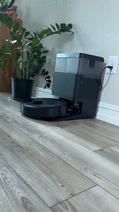 Livet er sjeldent perfekt.✨ Men gulvene dine kan være det. ⏳👨‍👩‍👧‍👦 Livet er fullt av søl og stress, men det trenger ikke rengjøringen være. Overlat rengjøringen til Roomba®-robotene. 🤖💪Like supersmart som supersterk. | iRobot