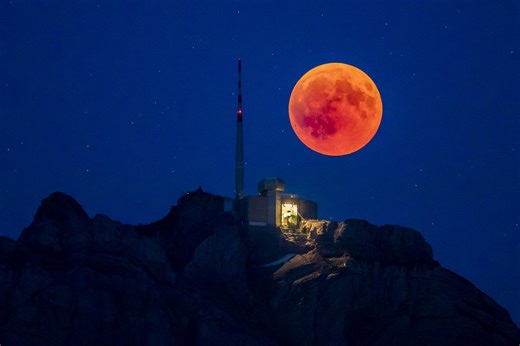 Vêtue de rouge, la Lune sera éclipsée par l'ombre de la Terre dimanche soir | RTS