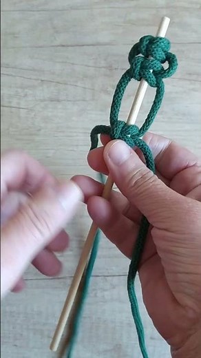 Making a Christmas tree with square knots, DIY macrame tutorial