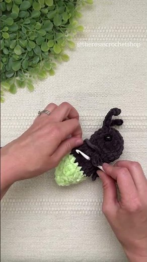 No-Sew Legs for a Mini #Crochet Firefly | #amigurumi