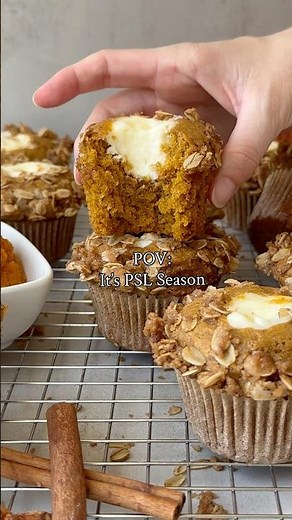 Sourdough Pumpkin Cream Cheese Muffins (with oat crumble!) #sourdough #pumpkin #muffins #recipe