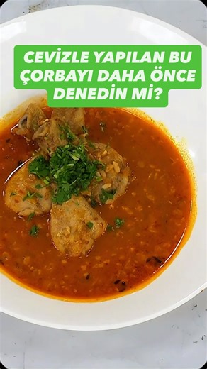 Esra Tokelli ile Şampiyon Mutfakta on Instagram: "CEVİZLE YAPILAN BU ÇORBAYI DAHA ÖNCE DENEDİN Mİ? Gürcü mutfağından çıkan, kaşığı daldırır daldırmaz farkını hissettiren bir lezzet… Tavuklu Ceviz Çorbası, Şampiyon Mutfakta mutfağında bu kez Şef Renato’nun yorumu ile hazırlandı. Soğanla derinleşen aroma, cevizle gelen kıvam ve kişnişle tamamlanan karakterli tadı… Alıştığımız çorbalardan çok daha farklı, çok daha tok bir lezzet. 📝 Reçete • 500 gr tavuk (parçalara ayrılmış) • 80–100 gr pirinç • 3–