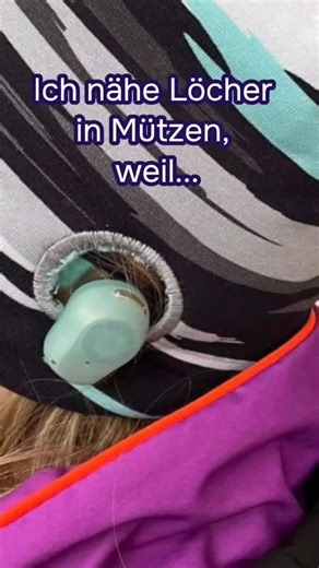 Simone | Die Schleyereule on Instagram: "Diese Mütze liegt mir so sehr am Herzen 💜 Kein Kind sollte sich im Winter entscheiden müssen, ob es warme Ohren haben möchte oder hören kann – und genau deshalb teile ich heute endlich die Anleitung für die Beanie mit Aussparung fürs Knochenleitungshörgerät mit euch. 👉 Schreib „Anleitung“ in die Kommentare …und ich sende dir die kostenlose Anleitung plus die passende Stickdatei zu! Ein ganz dickes DANKESCHÖN geht an Olga von der Thurow Kreativschneidere