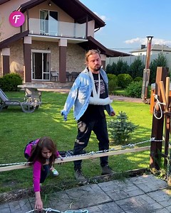 Une fille aide son père à installer une nouvelle clôture | Femme Heureuse