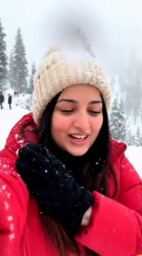 )“Meri Zindagi Ki Pehli Baraf 🥶❄️ | Murree Ki Thand Ne Hath Jama Diye | Zohakhan Vlog”