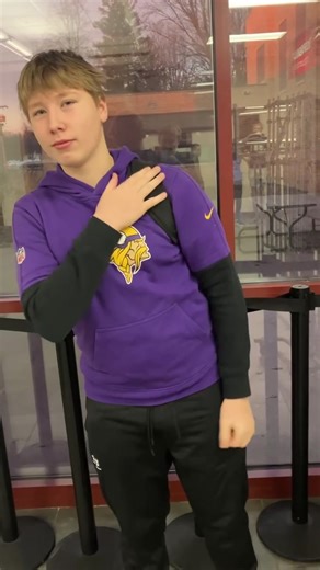 How to Put on a Backpack#fyp #tutorials #backpack #putthevideoinreverse