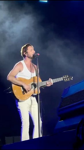 Querido Manuel Carrasco : tu música suena en casa, se te quiere, admira y no sabes qué alegría más grande escuchar una de mis canciones más amadas en tu voz. 🫶🏻🎶Afortunado yo, por tener tu amistad🎶. #Eres #manuelcarrasco | José Ma Napoleón