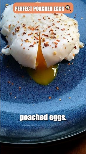 Poach Eggs Like a Chef With This Key Ingredient 🍳 #poachedeggs #easyrecipe