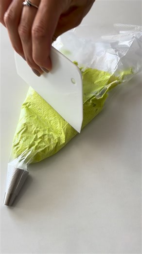 I often use this trick in my sets 💚 After making your Italian meringue and gently folding in the dry ingredients (macaronage), add 𝒑𝒊𝒔𝒕𝒂𝒄𝒉𝒊𝒐 𝒇𝒐𝒐𝒅 𝒄𝒐𝒍𝒐𝒓𝒊𝒏𝒈 and mix until the color is even. Then divide the batter into two parts. To one part, add a tiny drop of brown — the shade will become deeper and warmer. This way you’ll get 𝒂 𝒔𝒐𝒇𝒕 𝒑𝒊𝒔𝒕𝒂𝒄𝒉𝒊𝒐 and 𝒂 𝒅𝒆𝒆𝒑 𝒃𝒓𝒐𝒘𝒏𝒊𝒔𝒉-𝒑𝒊𝒔𝒕𝒂𝒄𝒉𝒊𝒐 color from the same batch 🤎💚 They look beautiful together in one 