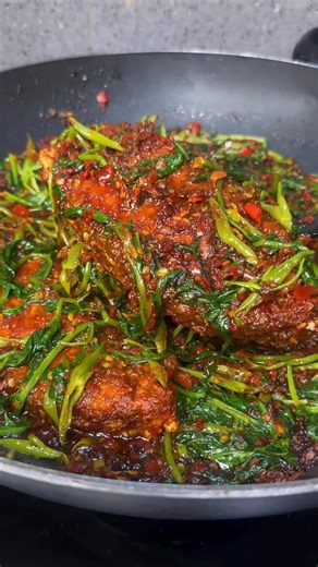 Faezah Binti Sufian on Instagram: "Ikan Kangkung Sambal Taucu antara masakan yang sesuai untuk bulan Ramadan nanti. Boleh klik link saya beri kat video ini “Wacth Full Recipe” untuk resipi lengkap. Save and share tau❤️ . 🅱️ Bahan-bahan 3-4 ketul ikan (guna ikan apa pun boleh) 3 ikat kangkung 3 sdb taucu kasar 1 sdk Asam Jawa Xtra Adabi 2 sdb Kicap Lemak Manis Adabi Serbuk perasa jika suka (saya tak letak) ▪️Bahan kisar 7 cili merah 11 biji cili padi (nak pedas tambah ok) 5 ulas bawang putih 7 b