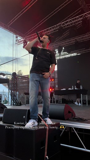 Avi — Kawior: tekst, znaczenie i fragment z koncertu