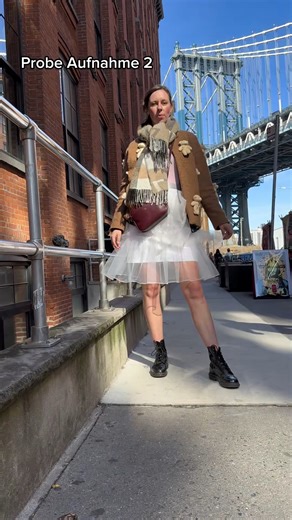 Weiß jemand zufälligerweise von welchem Designer*in das Original Oberteil ist und wie viel es kostet 🥰? Am Ende habe ich die Aufnahme alleine mit einem Stativ in New York gedreht. Mit dem Wissen, dass da echt viele Leute am filmen sind, ist es doch echt krass, dass ich alleine auf der Aufnahme bin, oder 🥰! Wer kennt noch das Lied Jenny from the Block. Ich glaube, dass JLo aus der Bronx kommt #jlo #nähen #kreativ #newyork #krasskreativ | Designerella Bella