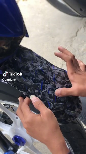 Applying Glossy Motorcycle Decals: Step-by-Step Guide