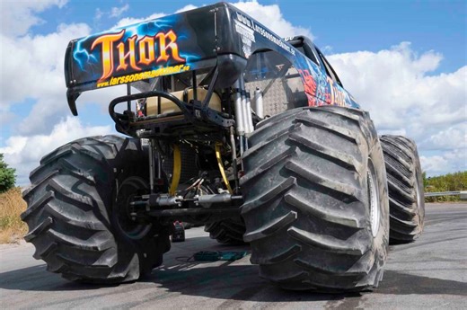 Video: monster truck tire flies off during stadium show