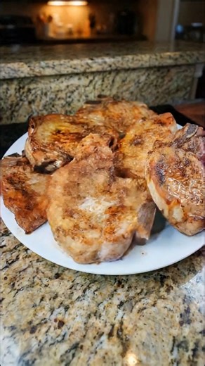 "I had a lot of chops to cook. So, to cut down on the time, I cooked them this way and produced a chop that was super moist and melt-in-your-mouth tender. No knife needed." Recipe in comments ⬇️ | Easy Recipes