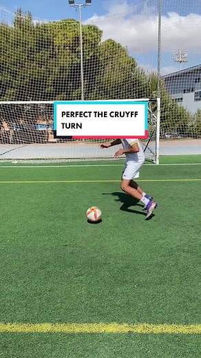 Mastering the Cruyff Turn with Sergio Busquets