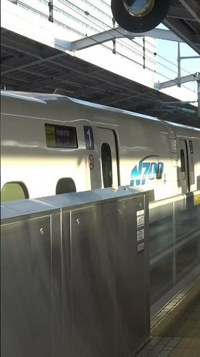 朝の新大阪駅に停車している東海道新幹線のぞみ1号N700系