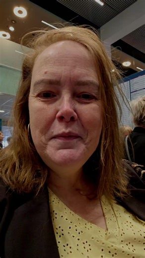 Ik wacht niet meer op complimenten. Ik geef ze mezelf. Ik durf te groeien. Ik durf te veranderen. Ik durf zachter te worden. Mijn ogen vertellen mijn verhaal. En mijn verhaal mag er zijn. Ik ben niet “nog niet”. Ik ben al. 🤍 #zelfliefde #groei #vrouwenkracht #echtheid #mindset