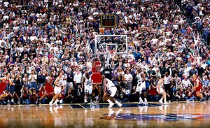 🐐1998年總冠軍賽G6，終場前41.9秒公牛還落後爵士3分，Michael Jordan 先是突破上籃追到1分差，隨後演出關鍵抄截，重新掌握球權。宛如將比賽劇本完全掌控在手中，Michael Jordan最後一擊操刀單打，以一記招牌跳投命中致勝球，帶領公牛完成第2度三連霸，成就永垂不朽的經典畫面。 Michael Jordan 此戰攻下45分4抄截，第四節拿到全隊20分之中的16分。 📅 1998年6月14日 📍 Delta Center, Salt Lake City, UT 🏀 公牛 vs. 爵士 (總冠軍賽G6) | NBA Taiwan