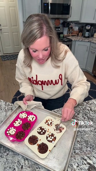 CHRISTMAS CRACK COOKIES MADE TWO or FOUR WAYS!! THESE ARE EVERYTHING YOU LOVE ABOUT CHRISTMAS CRACK in a PERFECT COOKIE FORM!! THIS HOLIDAY TREAT IS BEAUTIFUL and DELICIOUS! 🎄 🍫 12 Ritz crackers 12 saltine crackers Chunky peanut butter 1/2 cup butter 1/2 cup brown sugar 1/2 teaspoon of vanilla Chocolate and/or white chocolate Toppings of your choice! #giddyupbitches #christmascrack #cookies #recipe #toffee