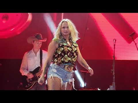Miranda Lambert little red wagon - Live in New Braunfels Texas