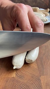 Schöne Bratwürstchen, aus der Heißluft Fritteuse wer kann da schon Nein sagen meine Frage ist hier. Machst du das so oder packst du sie lieber auf den Bild schreibe es mir in die Kommentare und folge mir für weitere coole Tipps und Tricks aus der Küche. ##hamburg##chefkoch##wurst##bratwurst##heissluftfritteuse