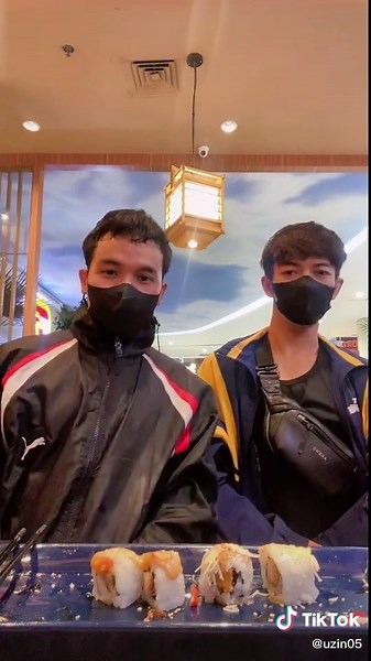 Dance pargoy sambil duduk bisa ko😁 Challenge baru nih dari aku sama @degunzaali51 , jangan lupa berdoa sebelum makan yaa ✌🏻😉 #GoyangPargoy