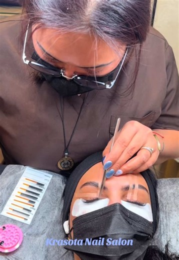 خدمات تجميل: رموش، جل اكستنشن، باديكير ورفع حواجب