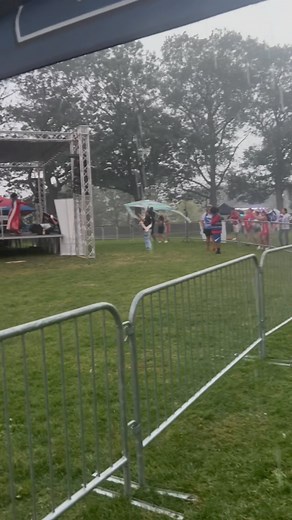 La lluvia no para a los Boricuas gozando bajo el Agua 😂 Waterbury Puerto Rican Parade and Festival | La BoriChina