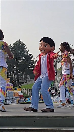 Disneyland Paris, Miguel (Coco), you can't touch this, so dance! A Million Splashes of Colour
