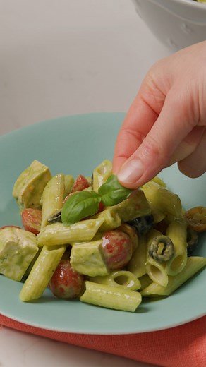 Our Open Recipes are beloved pasta recipes turned into recipes more can enjoy. This penne feta pasta salad is great for those summer nights eating al fresco! 🌞 Ingredients (serves 4): 320 g Barilla® GF Penne Rigate 100 gr vegan pesto 170 g tofu extra firm 300 g cherry tomatoes, halved 90 g black olives, pitted and halved 1 tbs extra virgin olive oil salt Vegan pesto sauce: 30 g basil 20 g walnuts 1 clove garlic 150 ml extra virgin olive oil 20 g nutritional yeast 40 g vegetal cream 2 ice cubes 