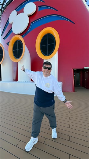 🎉 Everyone assumes a Disney Cruise is packed with upcharges…but some of the BEST stuff is already included 👀🚢✨ Here’s what’s totally FREE on your Disney Cruise Line vacation: 🍦 Unlimited Soft Serve – Yes, all the swirl your heart desires 🎭 Broadway-Quality Shows – Incredible live entertainment every night 🧒 Kids’ Clubs (ages 3–17) – From little ones to teens, all included 🍽️ Rotational Dining – Multiple themed restaurants, no extra cost 🍕 Room Service – Included 24/7 (just a small gratui